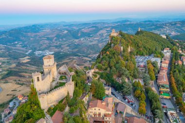 San Marino 'nun üç kulesiyle günbatımı görüntüsü.