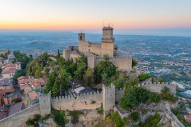Guaita 'nın günbatımı manzarası - San Marino' nun Birinci Kulesi.
