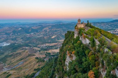 San Marino 'nun ikinci kulesinin günbatımı manzarası: Cesta veya Fratta.