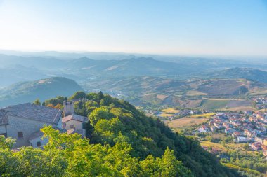 San Marino 'yu çevreleyen günbatımı hava manzarası.