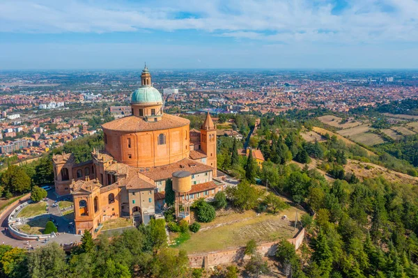 Bologna, İtalya 'daki Madonna di San Luca Sığınağı' nın havadan görünüşü.