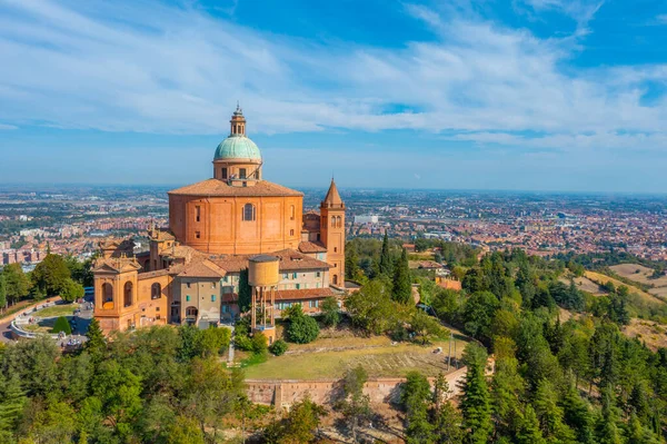 Bologna, İtalya 'daki Madonna di San Luca Sığınağı' nın havadan görünüşü.