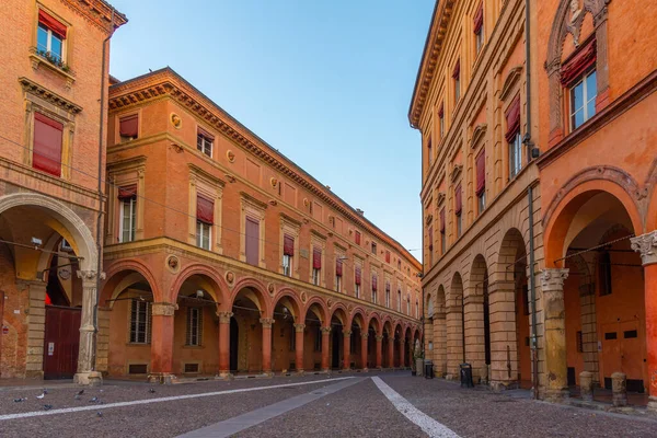 İtalyan şehri Bologna 'daki Santo Stefano Meydanı manzarası..