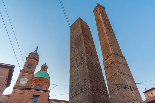Bologna 'dan Torre Asinelli ve Torre Garisenda' nın Tepesi (Le Due Torri).