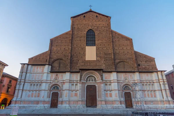 San Domenico Bazilikası 'nın gündoğumu manzarası, Bologna, İtalya.