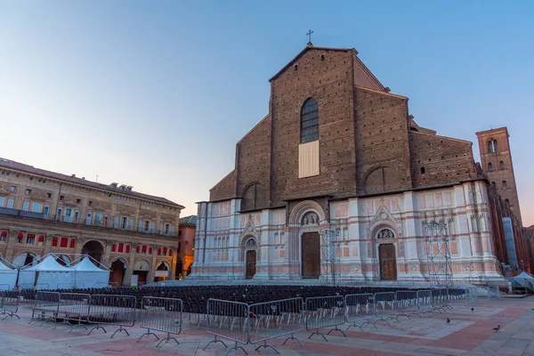 San Domenico Bazilikası 'nın gündoğumu manzarası, Bologna, İtalya.