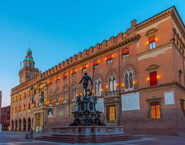 Neptün Çeşmesi Bologna 'daki sarayın önünde. İtalya.