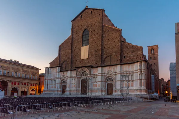 San Domenico Bazilikası 'nın gündoğumu manzarası, Bologna, İtalya.