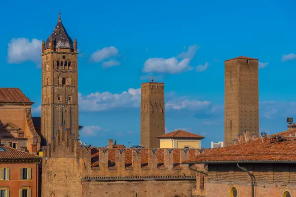 İtalyan kasabası Bolonya 'ya bakan tuğla kuleler.