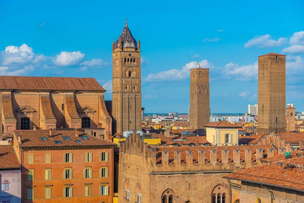 İtalyan kasabası Bolonya 'ya bakan tuğla kuleler.