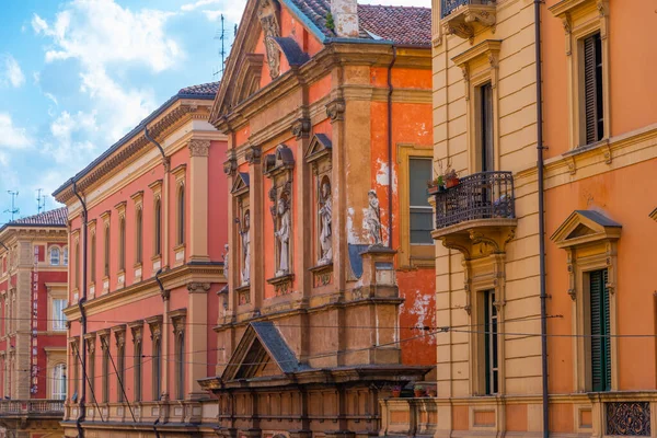 Bologna, İtalya 'da Dell' Independent aracılığıyla renkli cepheler.
