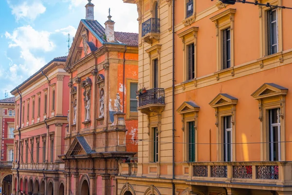 Bologna, İtalya 'da Dell' Independent aracılığıyla renkli cepheler.