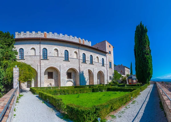 İtalyan kenti Gubbio 'da Giardini del Voltone