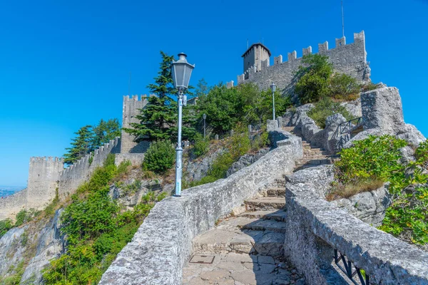Guaita 'ya giden merdiven, San Marino' nun Birinci Kulesi..