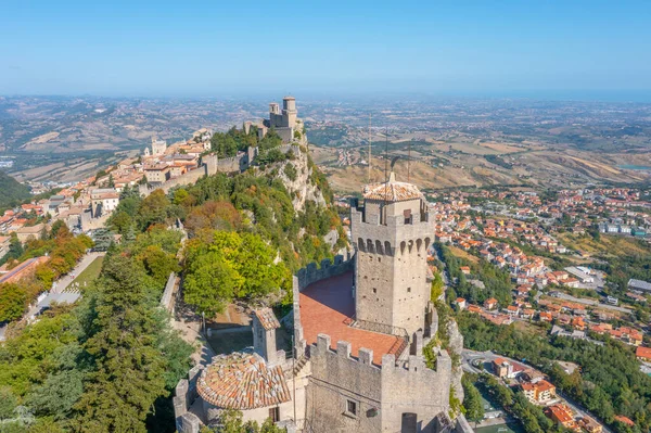 Torre Guaita ve Torre Cesta 'nın hakim olduğu San Marino' nun hava manzarası.