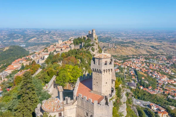 Torre Guaita ve Torre Cesta 'nın hakim olduğu San Marino' nun hava manzarası.