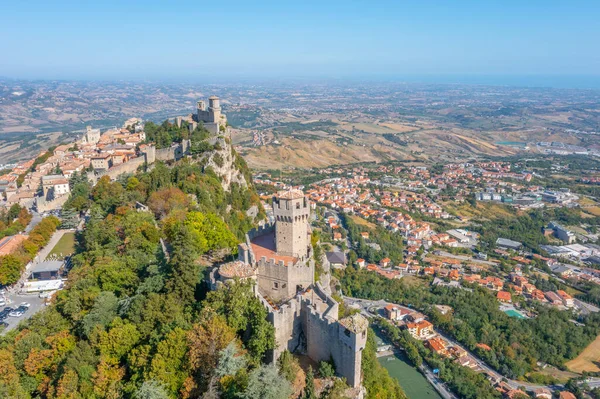 Torre Guaita ve Torre Cesta 'nın hakim olduğu San Marino' nun hava manzarası.