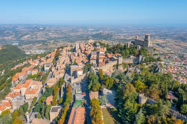 Torre Guaita ile San Marino 'nun hava manzarası.