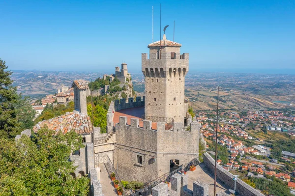 Torre Guaita ve Torre Cesta 'nın hakim olduğu San Marino' nun hava manzarası.