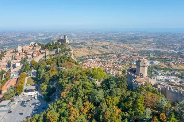 Torre Guaita ve Torre Cesta 'nın hakim olduğu San Marino' nun hava manzarası.