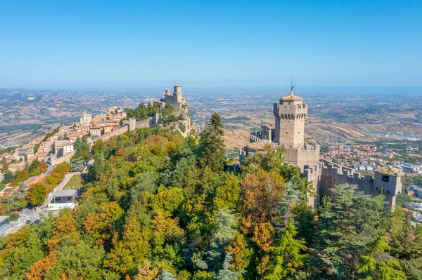 Torre Guaita ve Torre Cesta 'nın hakim olduğu San Marino' nun hava manzarası.