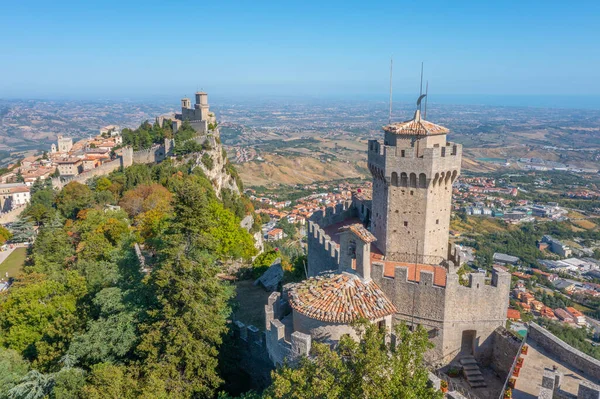Torre Guaita ve Torre Cesta 'nın hakim olduğu San Marino' nun hava manzarası.