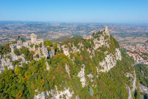 Torre Guaita ve Torre Cesta 'nın hakim olduğu San Marino' nun hava manzarası.