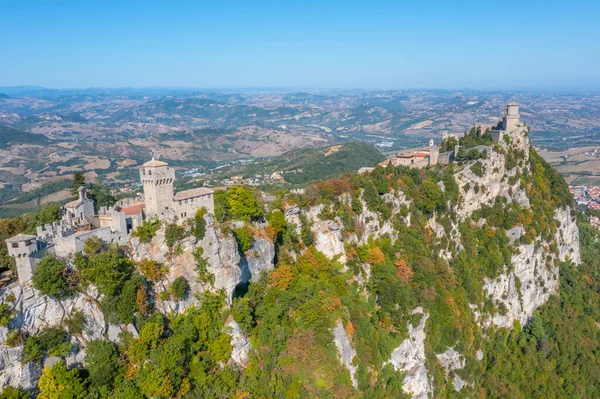 Torre Guaita ve Torre Cesta 'nın hakim olduğu San Marino' nun hava manzarası.