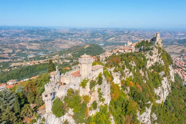 Torre Guaita ve Torre Cesta 'nın hakim olduğu San Marino' nun hava manzarası.