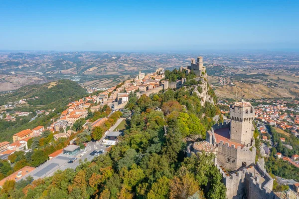 Torre Guaita ve Torre Cesta 'nın hakim olduğu San Marino' nun hava manzarası.