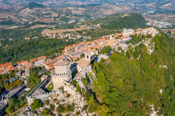 Torre Guaita ve Torre Cesta 'nın hakim olduğu San Marino' nun hava manzarası.