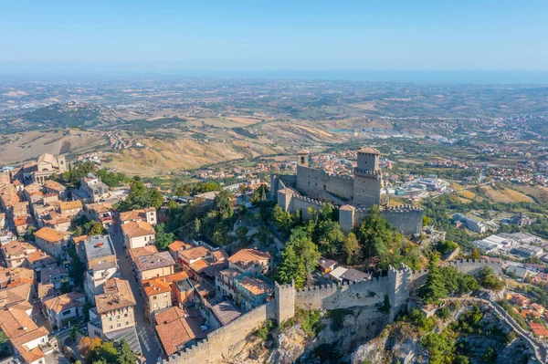 Torre Guaita ile San Marino 'nun hava manzarası.