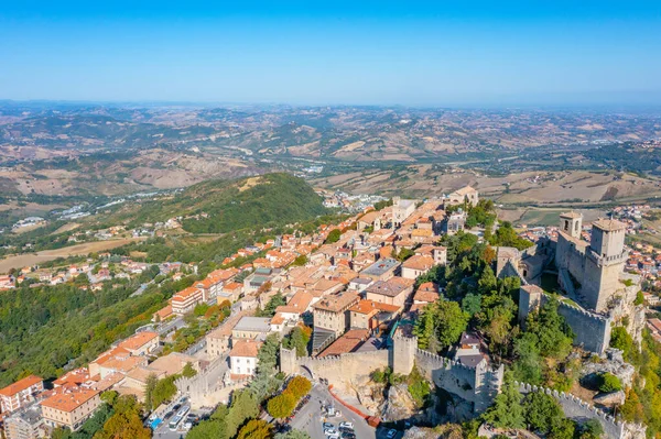 Torre Guaita ile San Marino 'nun hava manzarası.