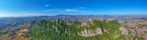 San Marino ve çevresindeki manzaranın manzarası.