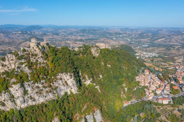 Torre Guaita ve Torre Cesta 'nın hakim olduğu San Marino' nun hava manzarası.