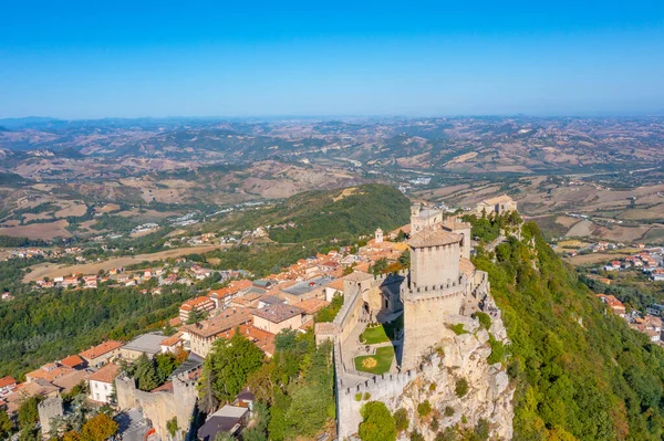 Torre Guaita ile San Marino 'nun hava manzarası.