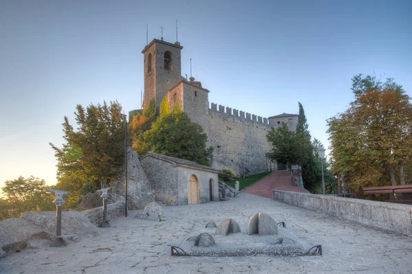 Guaita 'nın gündoğumu - San Marino' nun ilk kulesi.