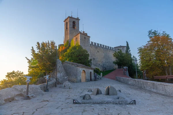Guaita 'nın gündoğumu - San Marino' nun ilk kulesi.