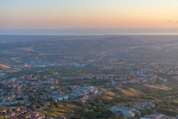 San Marino 'yu çevreleyen güneşin doğuşu manzarası.