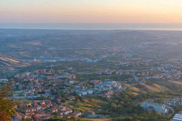 San Marino 'yu çevreleyen güneşin doğuşu manzarası.