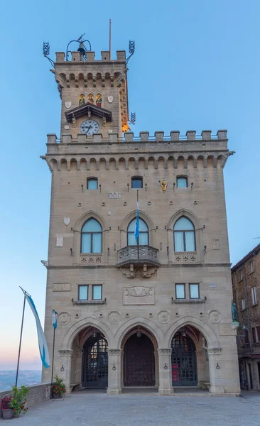 Palazzo Pubblico 'nun (Halk Sarayı) gündoğumu manzarası - San Marino Belediyesi Piazza della liberta' da yer almaktadır...