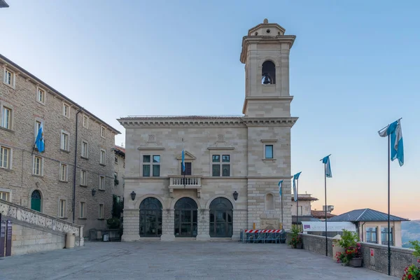 San Marino Cumhuriyeti 'nin della liberta meydanındaki tarihi bir binanın gündoğumu manzarası..