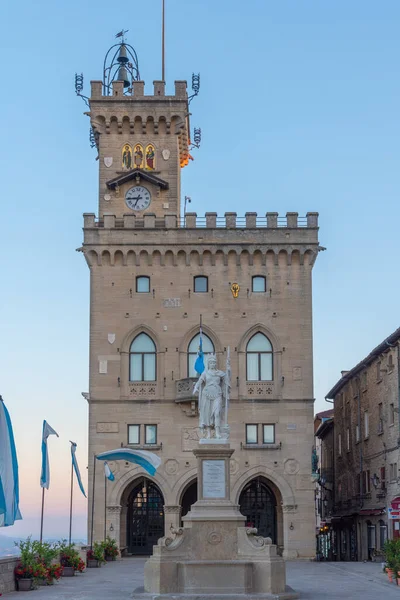 Palazzo Pubblico 'nun (Halk Sarayı) gündoğumu manzarası - San Marino Belediyesi Piazza della liberta' da yer almaktadır...
