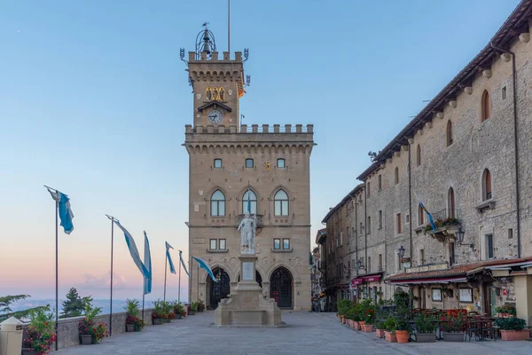 Palazzo Pubblico 'nun (Halk Sarayı) gündoğumu manzarası - San Marino Belediyesi Piazza della liberta' da yer almaktadır...