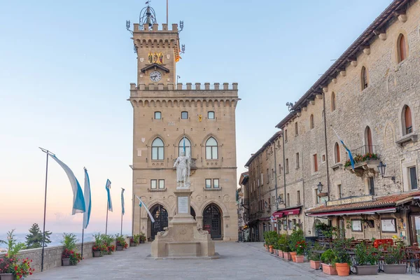 Palazzo Pubblico 'nun (Halk Sarayı) gündoğumu manzarası - San Marino Belediyesi Piazza della liberta' da yer almaktadır...