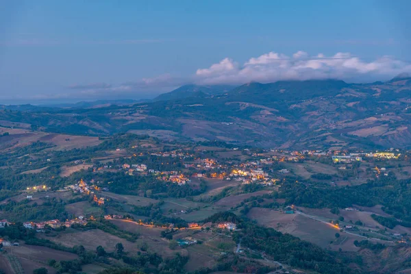 San Marino 'yu çevreleyen güneşin doğuşu manzarası.
