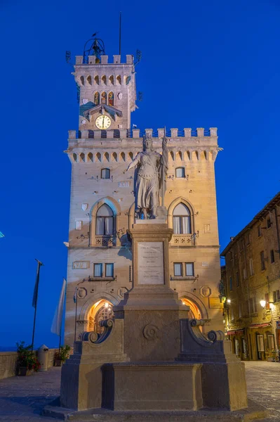 Palazzo Pubblico 'nun (Halk Sarayı) gündoğumu manzarası - San Marino Belediyesi Piazza della liberta' da yer almaktadır...