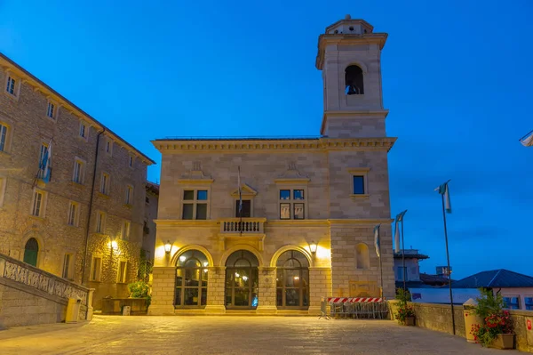 San Marino Cumhuriyeti 'nin della liberta meydanındaki tarihi bir binanın gündoğumu manzarası..