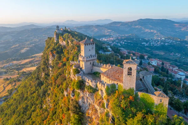 Torre Montale ve Torre Cesta 'nın hakim olduğu San Marino' nun hava manzarası.