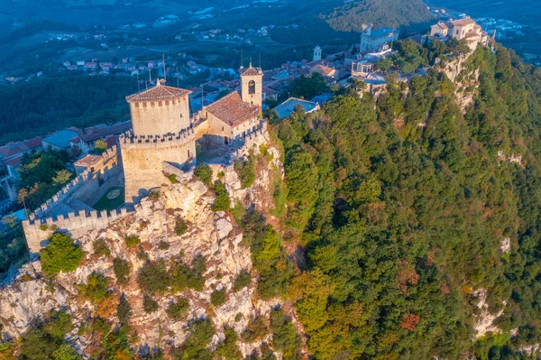Torre Guaita ile San Marino 'nun hava manzarası.